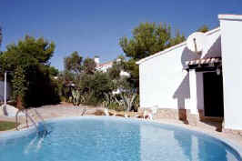 Pool mit Terrasse und Meerblick