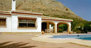 Poolterrasse mit rmischer Treppe in den  Pool